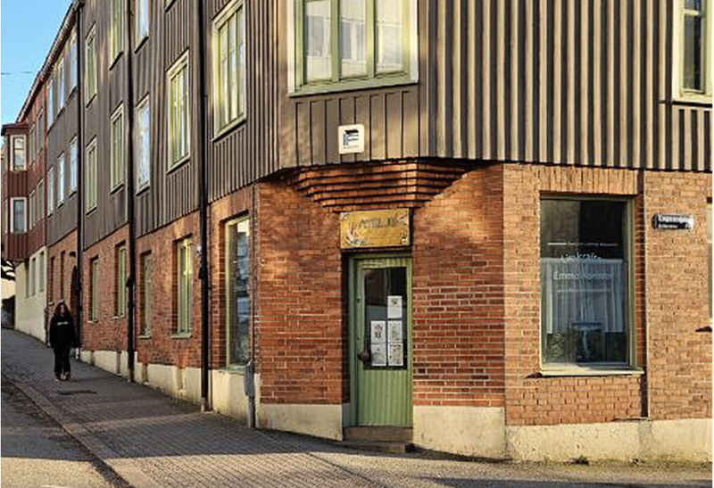 Hello! Behind this door in this typical Gbg-house there is a supernice room free. Recently painted in white with a raw charming wooden floor. Approx.18 m2, possible to share. 5 people are in the other 4 rooms. Common toilet, shower and kitchen. It is close to The House of Music, the Maritime Museum, many pleasant restaurants, pubs and a jazz club. Across the street is the French bakery and close a grocery store.Tell us about your work and email it to musikladangbg@gmail.com