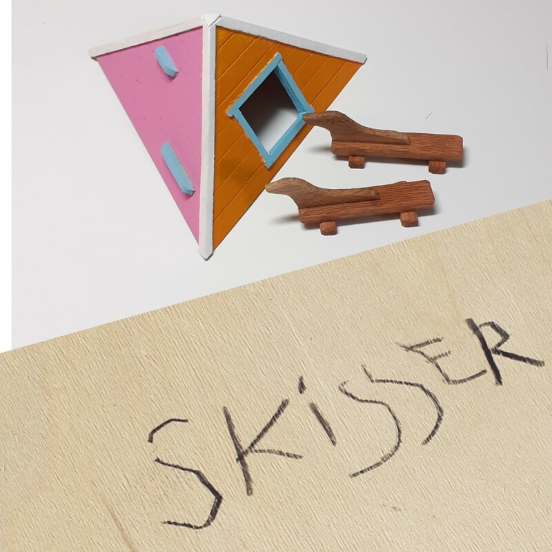Annika Wennberg visar skisser för gestaltningsuppdrag i Skissernas Rum/Galleri KC