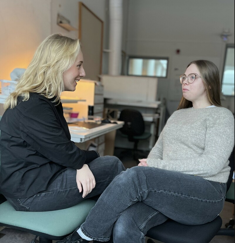 Hej, vad gör ni Alva och Louise?