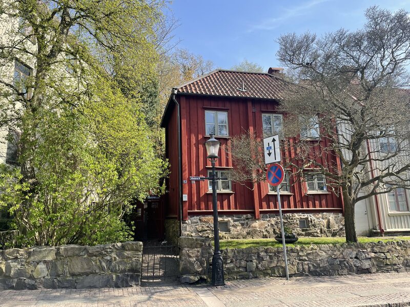 Kontors/ateljeplats ledig i supermysiga Röda huset vid Stigbergstorget