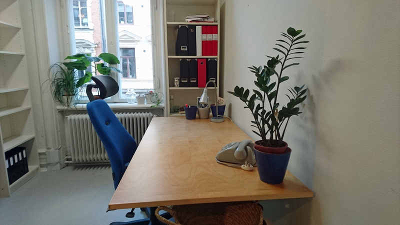 Kontorsplats uthyres, centralt med lugn arbetsmiljö