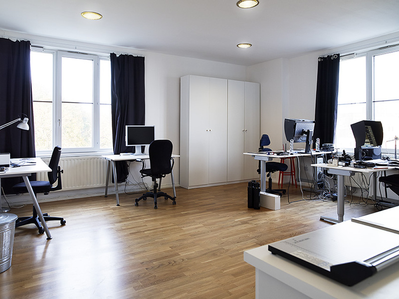 Del i kontor och fotostudio.