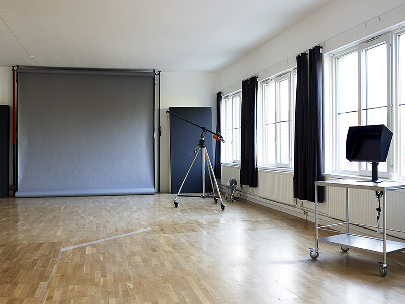 Del i kontor och fotostudio.