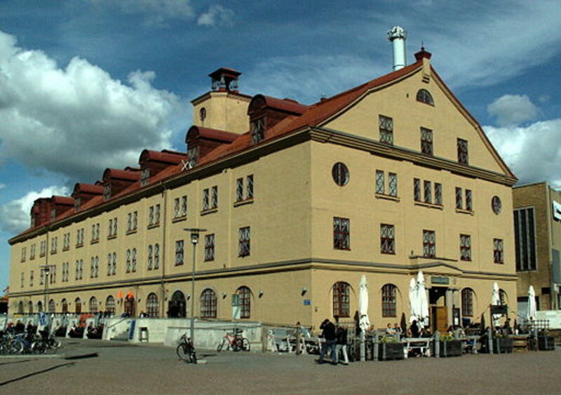 Kontorsplats i delat arbetsrum uthyres på Förlagshuset