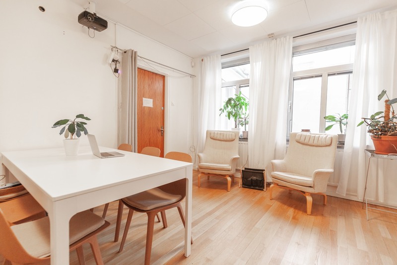 Ledig skrivbordsplats i kontorskollektiv vid Grönsakstorget