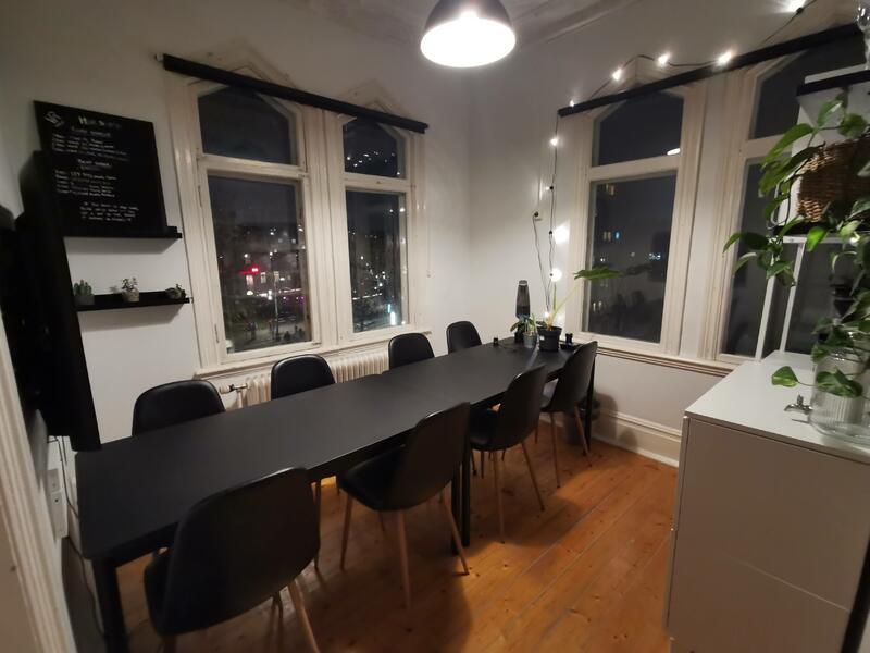 Kontorsplats i centralt kontor i Linné uthyres!