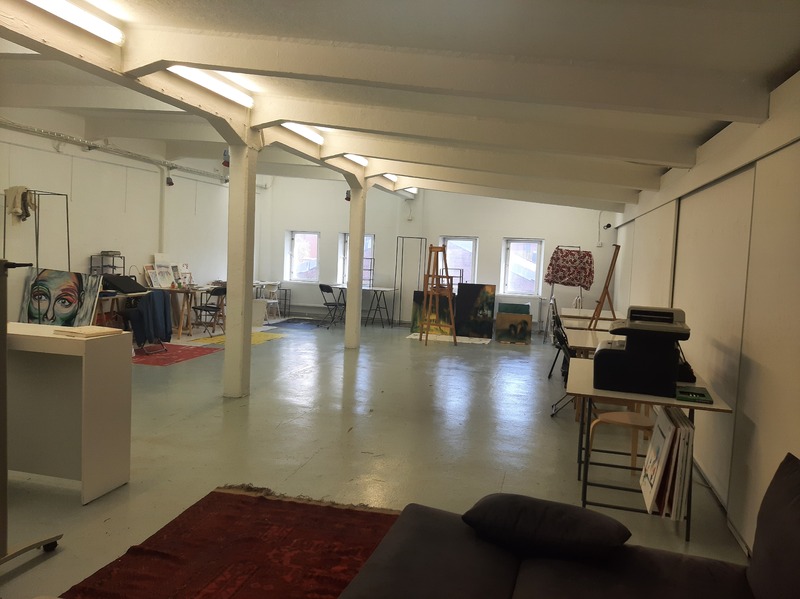 Stor ljus atelje arbetes plats för kort en dag till lång tids projekt . www.kkpgalleri.com